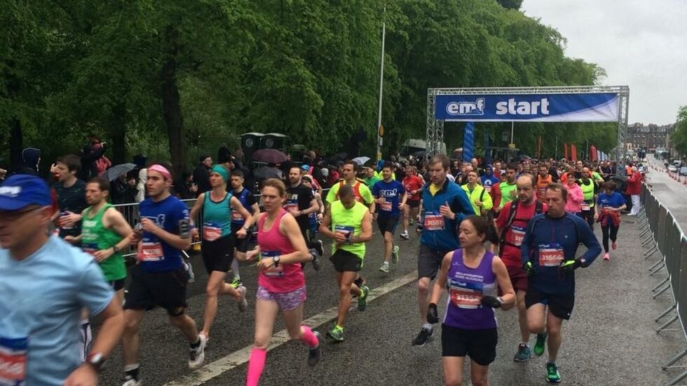 Fra en tidligere utgave av Edinburgh Maraton Festival og starten på halvmaraton (Foto:facebook.com/EdinburghMarathonFestival/)