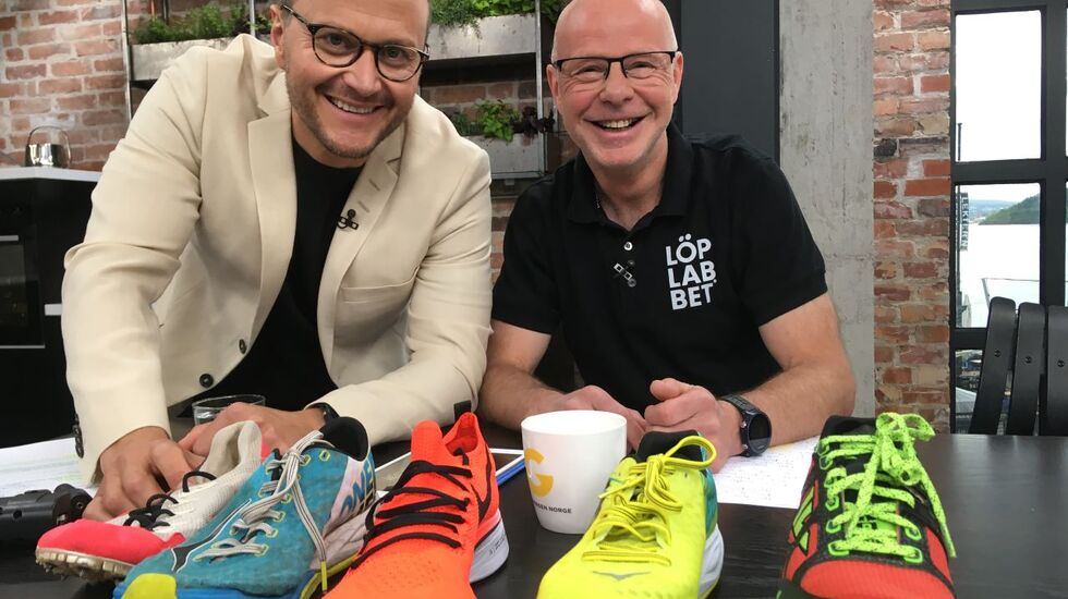 Viser løpesko: Espen Fiveland (t.v) stilte mange interessante spørsmål da Tor Fauske var i studio for å snakke om løpesko. Foto: TV2