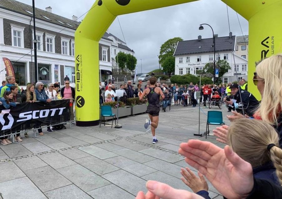 Kristian Tjørnhom applauderes inn til soleklar seier på halvmaraton. (Arrangørfoto)