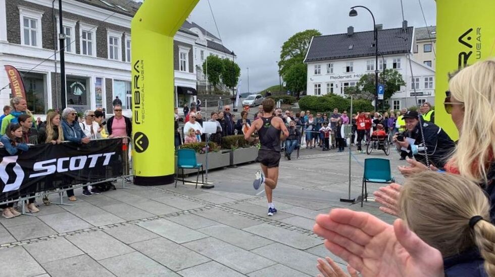 Kristian Tjørnhom applauderes inn til soleklar seier på halvmaraton. (Arrangørfoto)