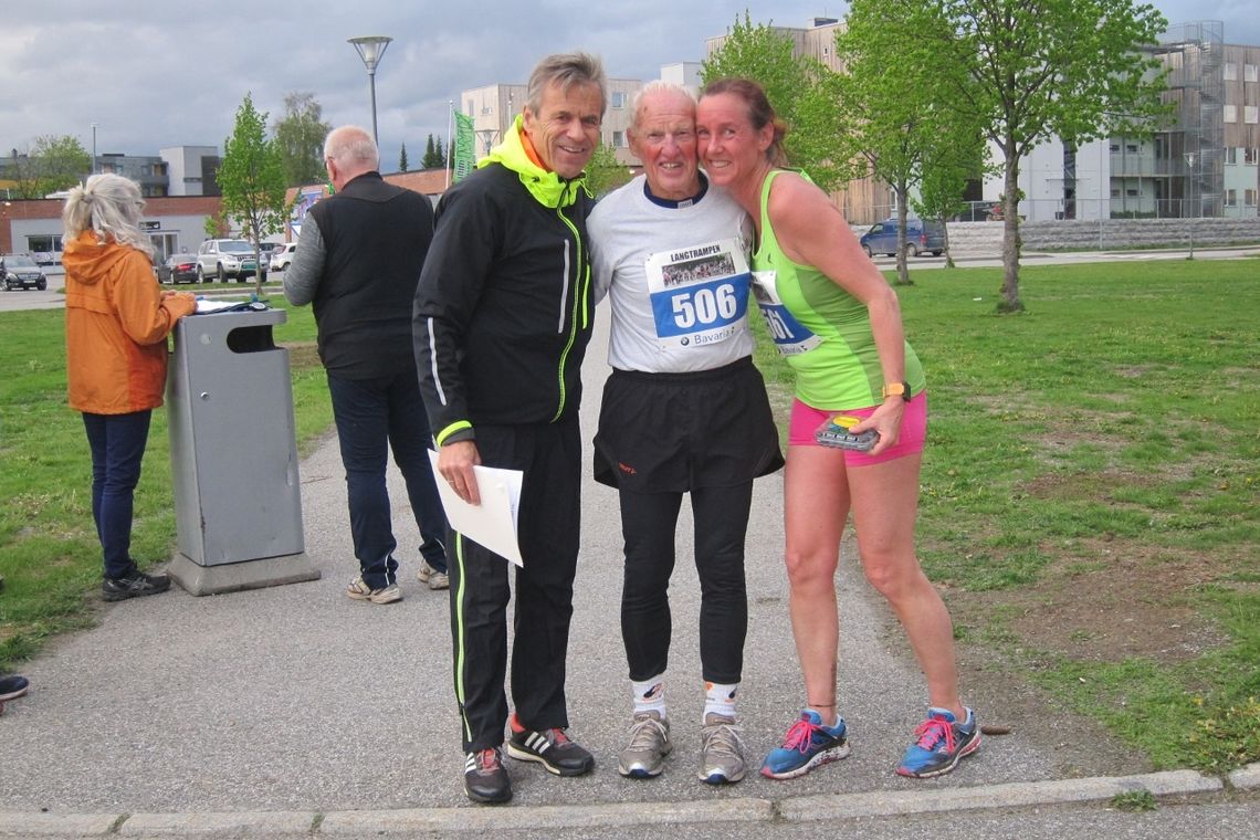 Løpsleder Odd Blakkisrud, superspreke Per Engh (86 år) og Ragnhild Storstein som var raskeste kvinne i langløype. (Foto: Toril Blakkisrud