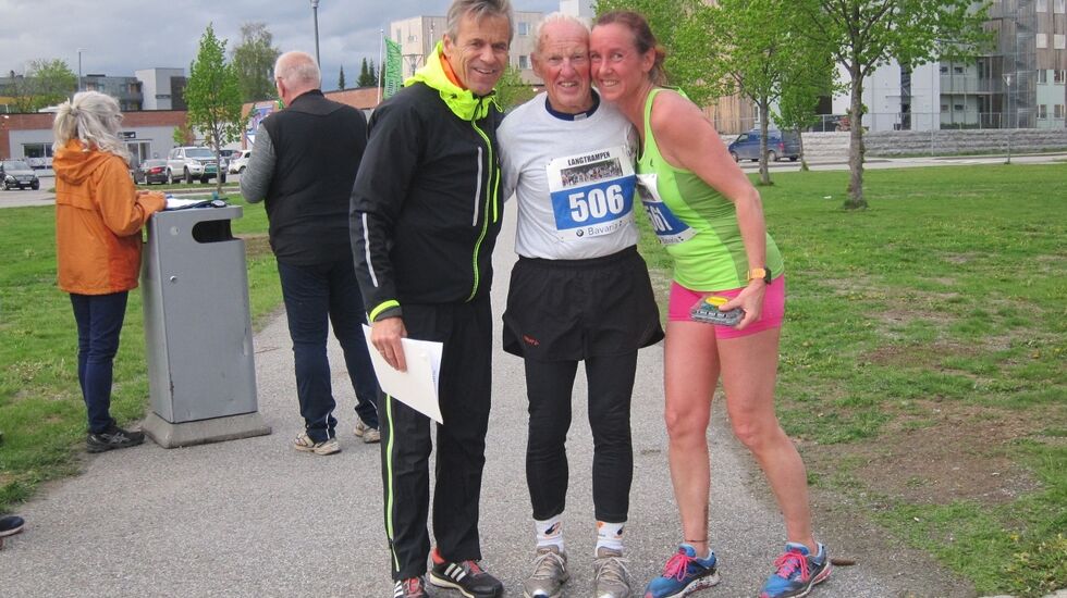 Løpsleder Odd Blakkisrud, superspreke Per Engh (86 år) og Ragnhild Storstein som var raskeste kvinne i langløype. (Foto: Toril Blakkisrud