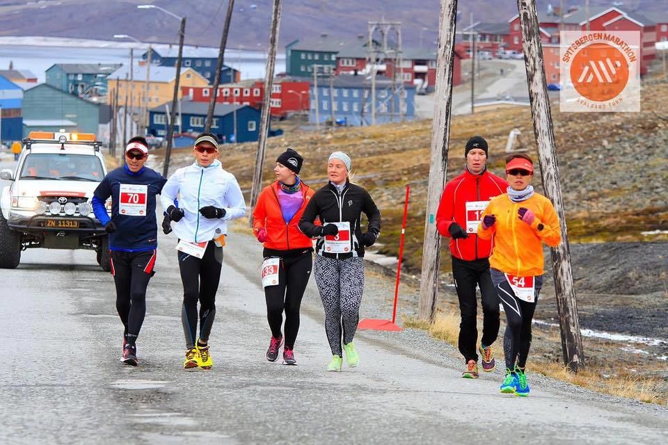 Innslaget av utenlandske løpere er stort på Spitsbergen Marathon. Her fra et tidligere år. (Arrangørfoto)