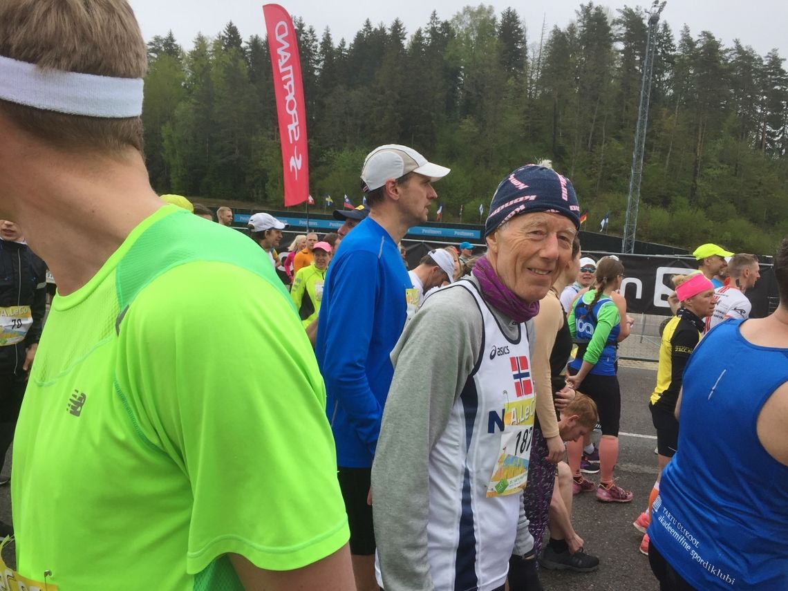 Torodd Lybeck like før start i Otepää, der han kom i mål med å løpt maraton på kvart einaste minutt frå 2.53 til 4.00.(foto: Anne Marit Eide)