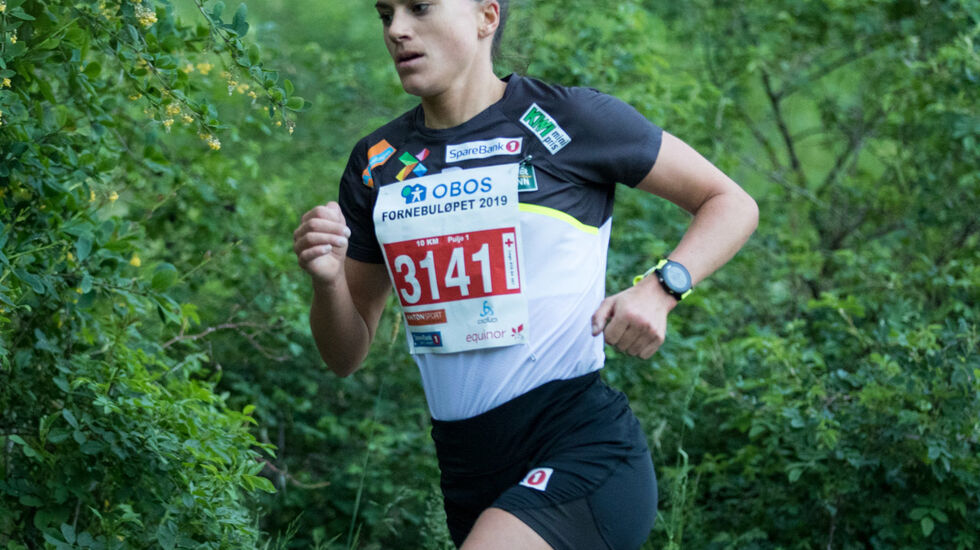 Vant 10 km: Heidi Weng var suveren på Fornebuløpets hoveddistanse 10 km. Tett på 2000 løp den store runden i år med start fra Telenor Arena, så via Fornebu Hovedgård og helt til Storøya badeplass i motsatt ende av Fornebulandet før turen gjennom Nansenparken tilbake til Telenor Arena. (Foto: Sylvain Cavatz)