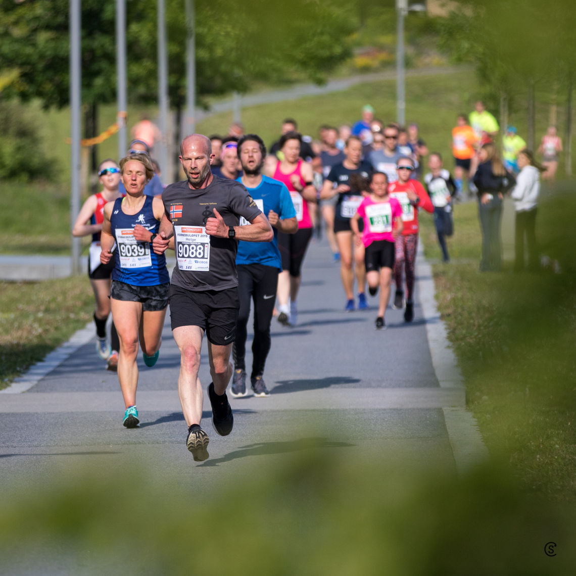 Ett av de 192 bildene som er lastet opp til bildebanken. Vi ser trippeldeltager Helge Reinholt i tet for en stor gruppe løpere. (Foto: Sylvain Cavatz)