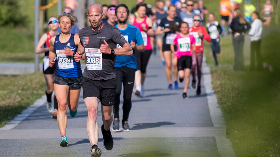 Ett av de 192 bildene som er lastet opp til bildebanken. Vi ser trippeldeltager Helge Reinholt i tet for en stor gruppe løpere. (Foto: Sylvain Cavatz)