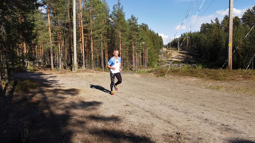 Han Tore Riibe mot mål på Gå-joggen på Strandbygda skistadion i 2019. (Foto: Rolf Bakken)