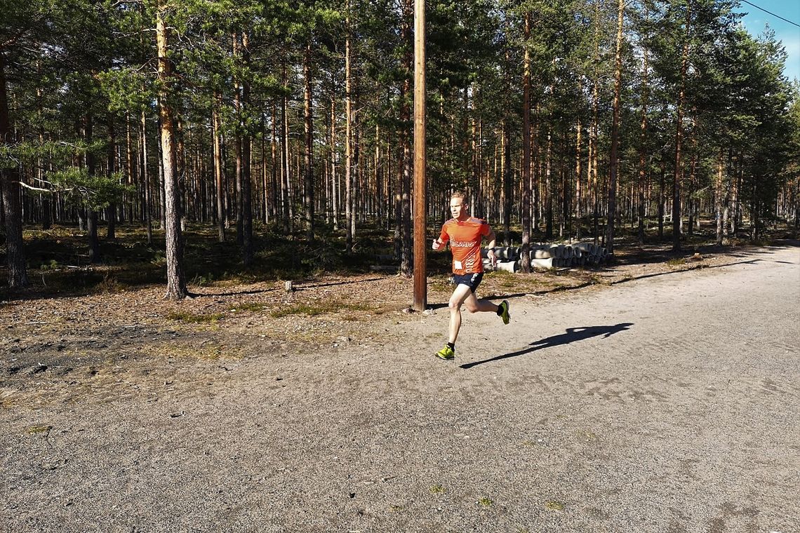 Jo Reistad mot mål som førstemann rett i overkant av 20 minutter på den 5,3 km lange og småkuperte løypa på furumoene mellom Stavåsen og Løvbergsmoen i Elverum.