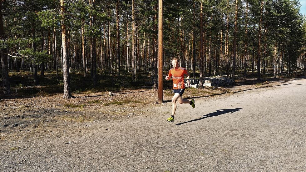 Jo Reistad mot mål som førstemann rett i overkant av 20 minutter på den 5,3 km lange og småkuperte løypa på furumoene mellom Stavåsen og Løvbergsmoen i Elverum.