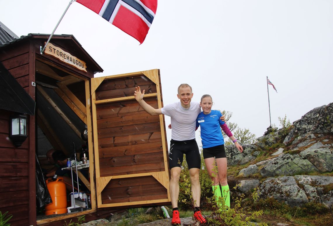 Vinnarane i herre- og dameklassa – Øyvind Heiberg Sundby og Anna Hanstveit – utanfor lavvoen på toppen. (Arrangørfoto)