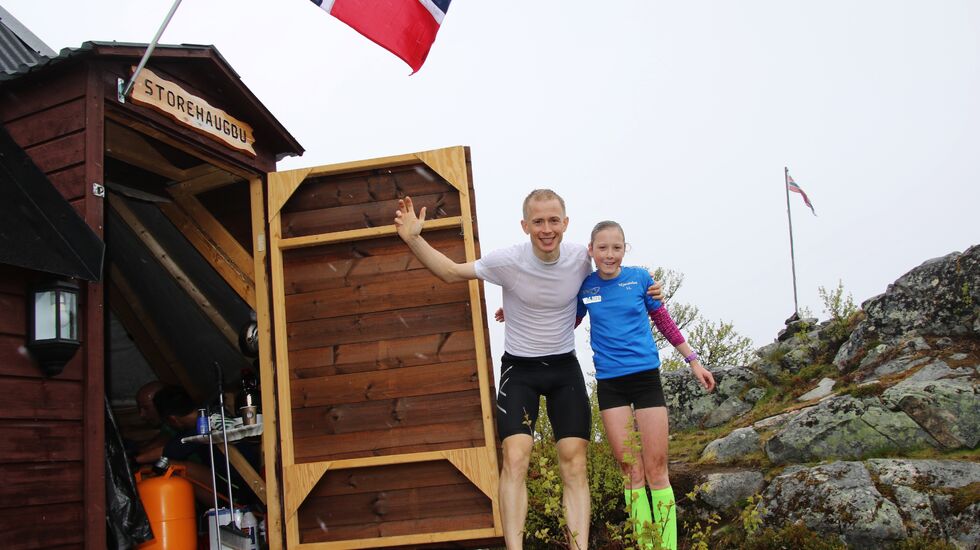 Vinnarane i herre- og dameklassa – Øyvind Heiberg Sundby og Anna Hanstveit – utanfor lavvoen på toppen. (Arrangørfoto)