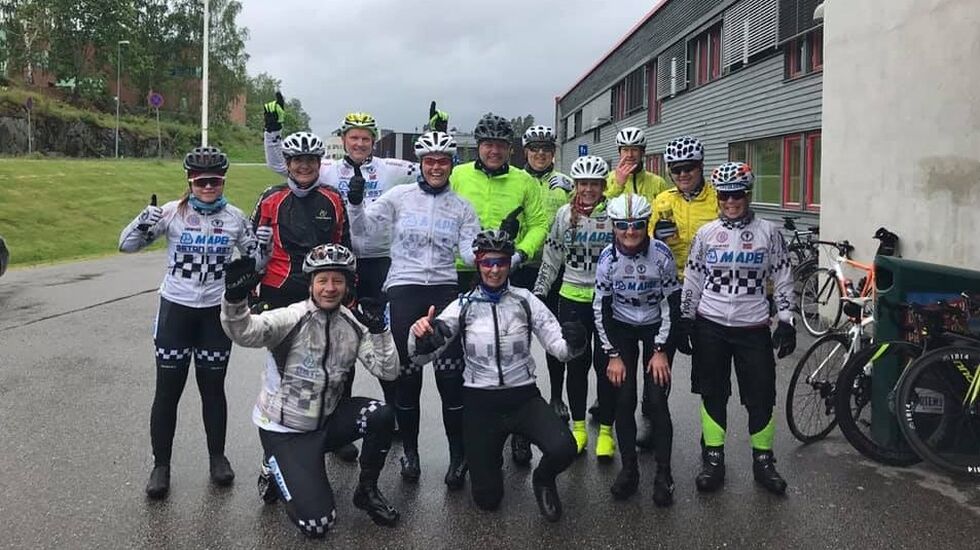 En strålende fornøyd Glåmdal SK-gjeng bestående av flere debutanter etter sin gode laginnsats i pøsende regnvær i Kongsvingerrittet Kr. himmelfartsdag. (Foto: Linda Østlie)