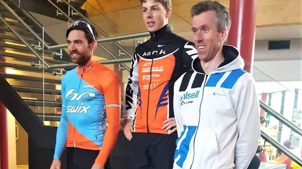 Topp tre i menn elite tørre og rene inne i Terningen Arena etter torsdagens spabehandling ute langs Terningåa (fra v.): Toer Vidar Mehl, ener Eskil Evensen-Lie og treer Knut Erik Nesteby. (Foto:  Team Ahlsell Cube)