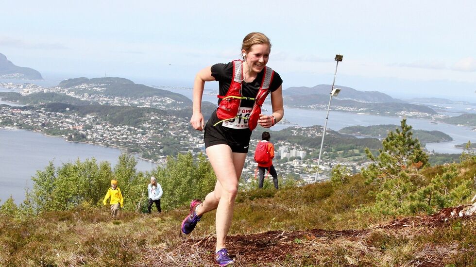 Janne Vatnaland Stavanger FIK har bosett seg i Ålesund og tok del i nyskapingen FLT OPP. Motbakkeløpet går opp mot Emblemsfjellet eller Spjelkavikfjellet som de sier de som bor i Spjelkavika.