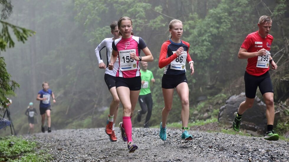 Julie Hammer - med startnummer 155 - og Johanne Norheim etter en drøy kilometer, mens de ennå var i følge. (Foto: Bjørn Hytjanstorp)