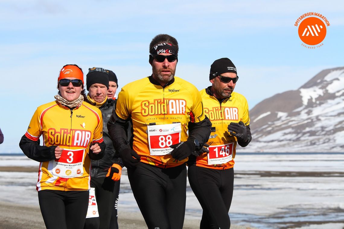 Disse sveiserne bidro til av 7 av 10 deltagere på Spitsbergen Marathon var utenlandske. (Foto: Eivind Bye, Runners World)