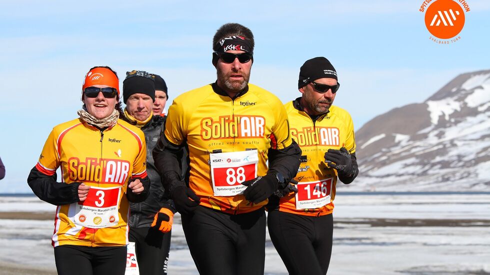 Disse sveiserne bidro til av 7 av 10 deltagere på Spitsbergen Marathon var utenlandske. (Foto: Eivind Bye, Runners World)