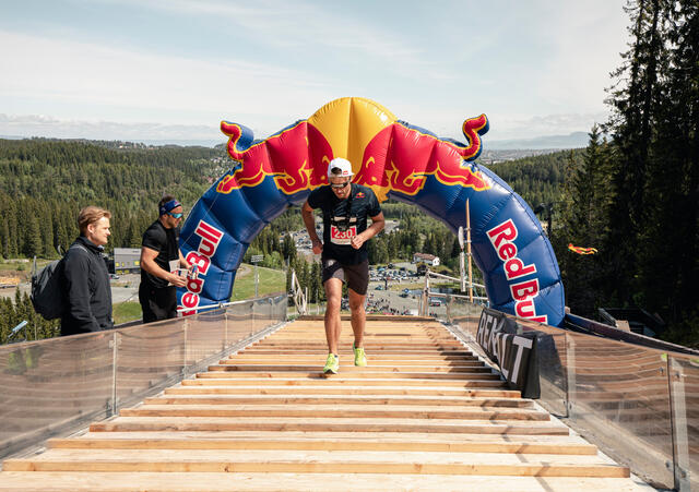 Petter Northug jr. på vei opp overrennet i Granåsen. Foto : Arrangøren