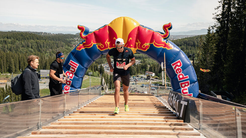 Petter Northug jr. på vei opp overrennet i Granåsen. Foto : Arrangøren