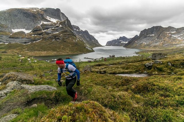 Fra starten på 100 miles innerst i Kjerkfjorden bærer det rett opp mot Kråkhammartinden i tungt vått terreng. Her ser vi ett av stafettlagene som med flere mann på laget kunne holde mye større utgangsfart enn de individuelle løperne. (Foto: Eric Fokke)