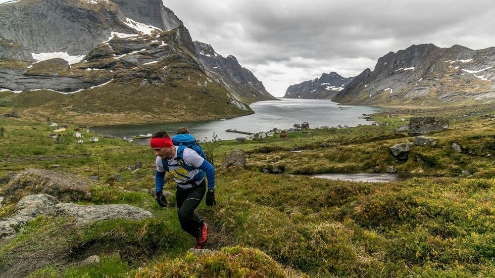 Fra starten på 100 miles innerst i Kjerkfjorden bærer det rett opp mot Kråkhammartinden i tungt vått terreng. Her ser vi ett av stafettlagene som med flere mann på laget kunne holde mye større utgangsfart enn de individuelle løperne. (Foto: Eric Fokke)