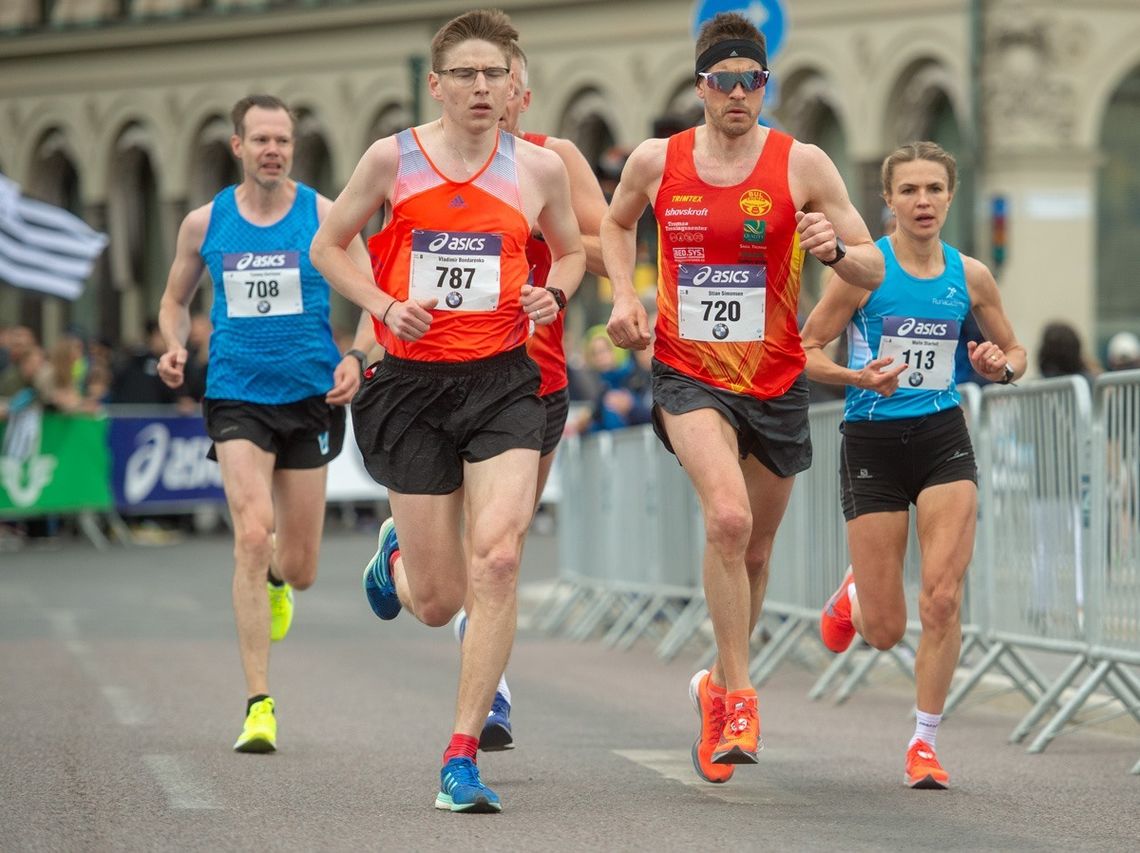 Stian Simonsen med startnummer 720 var raskeste norske løper i søndagens Stockholm Marathon. (Arrangørfoto)