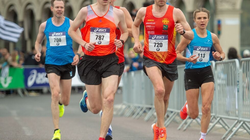 Stian Simonsen med startnummer 720 var raskeste norske løper i søndagens Stockholm Marathon. (Arrangørfoto)