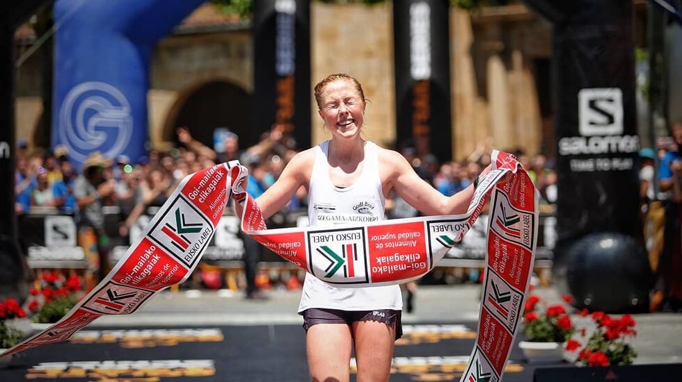 Eli Anne jubler over seier i Zegama. (Foto: Fotorunners)