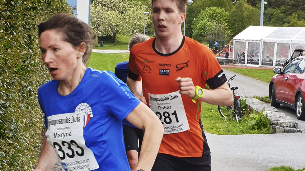 Maryna Novik tok en klar seier i kvinneklassen. Her har hun følge av Oskar Pedersen som ble nummer sju av mennene. (Foto: Inger Johanne Klokset)