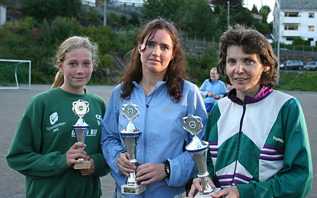 Pallen kort løype 2006 - En ung utgave av en ikke ukjent hekkeløper t.v, Isabelle Pedersen. Vinner Wencke Molland i midten, t.h. Ragnhild Korneliussen.