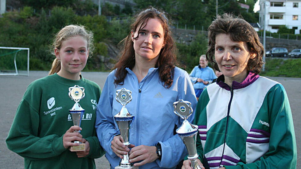 Pallen kort løype 2006 - En ung utgave av en ikke ukjent hekkeløper t.v, Isabelle Pedersen. Vinner Wencke Molland i midten, t.h. Ragnhild Korneliussen.