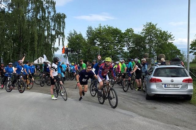 Tine Brumunddal veksler fra løp til sykkel. (Arrangørfoto)