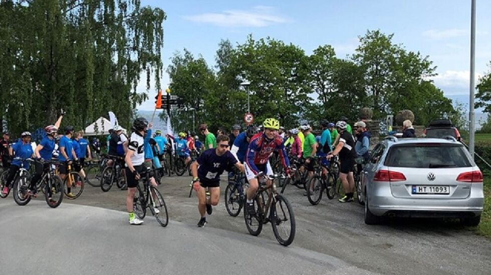 Tine Brumunddal veksler fra løp til sykkel. (Arrangørfoto)