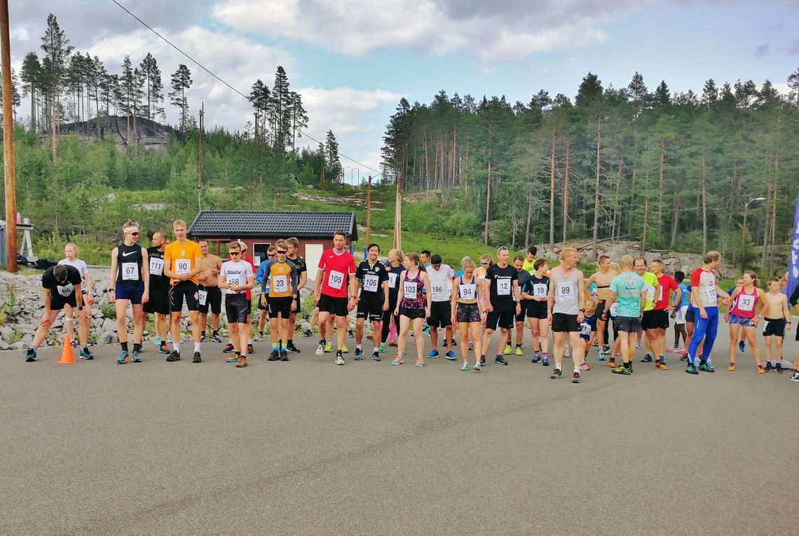 Løperne er klare for 3,75 km i lysløypa. (Foto: Janne Berge)