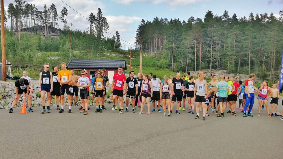 Løperne er klare for 3,75 km i lysløypa. (Foto: Janne Berge)