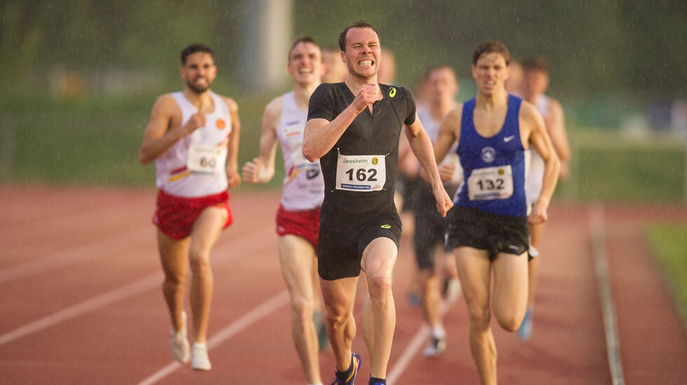 Thomas Roth spurter inn til seier på 1500 meter i elitestevnet på hjemmebane, for andre år på rad. (Foto: Helge Langen)