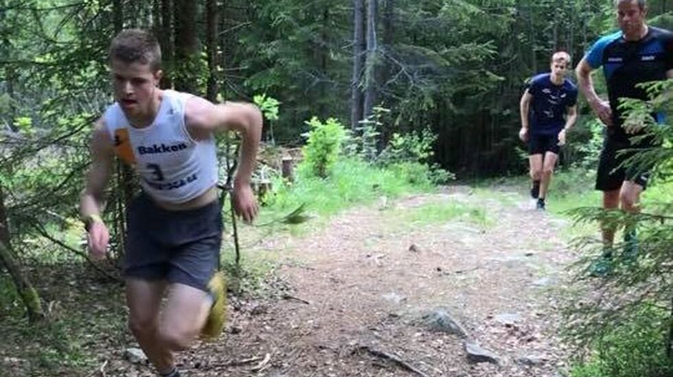 Sigurd Nordaas førstmann i den bratteste delen av Stavåsbratta. (Foto fra Strandbygda Il's facebookside)