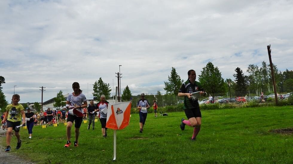 Emilie Westli Andersen til høyre ut fra start. (Foto: Stein Arne Negård)