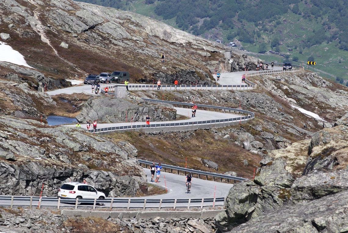 Deler av slyngveien opp fra Geirangerfjorden med løpere og syklister. Det var +23C ved start, men heldigvis svalere når man kom over 1000 meter. (Arrangørfoto)