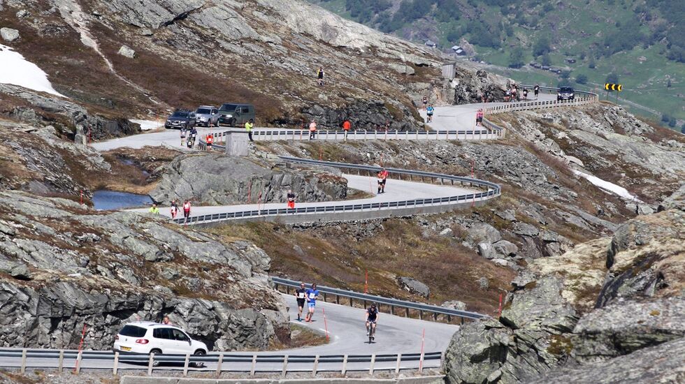 Deler av slyngveien opp fra Geirangerfjorden med løpere og syklister. Det var +23C ved start, men heldigvis svalere når man kom over 1000 meter. (Arrangørfoto)