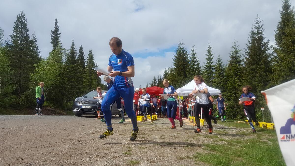 Tommy Schmid og Kristine Fjeldbo hvit overdel ut fra start