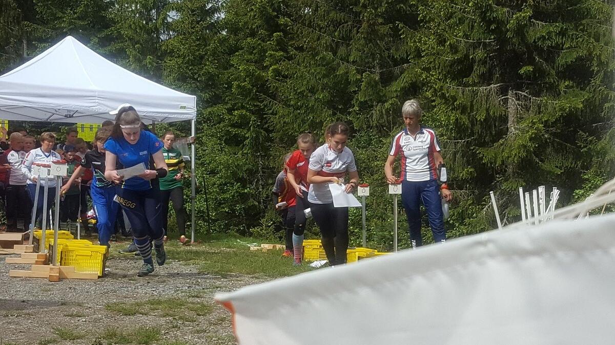 Marion Aebi midt i bilde ut fra start