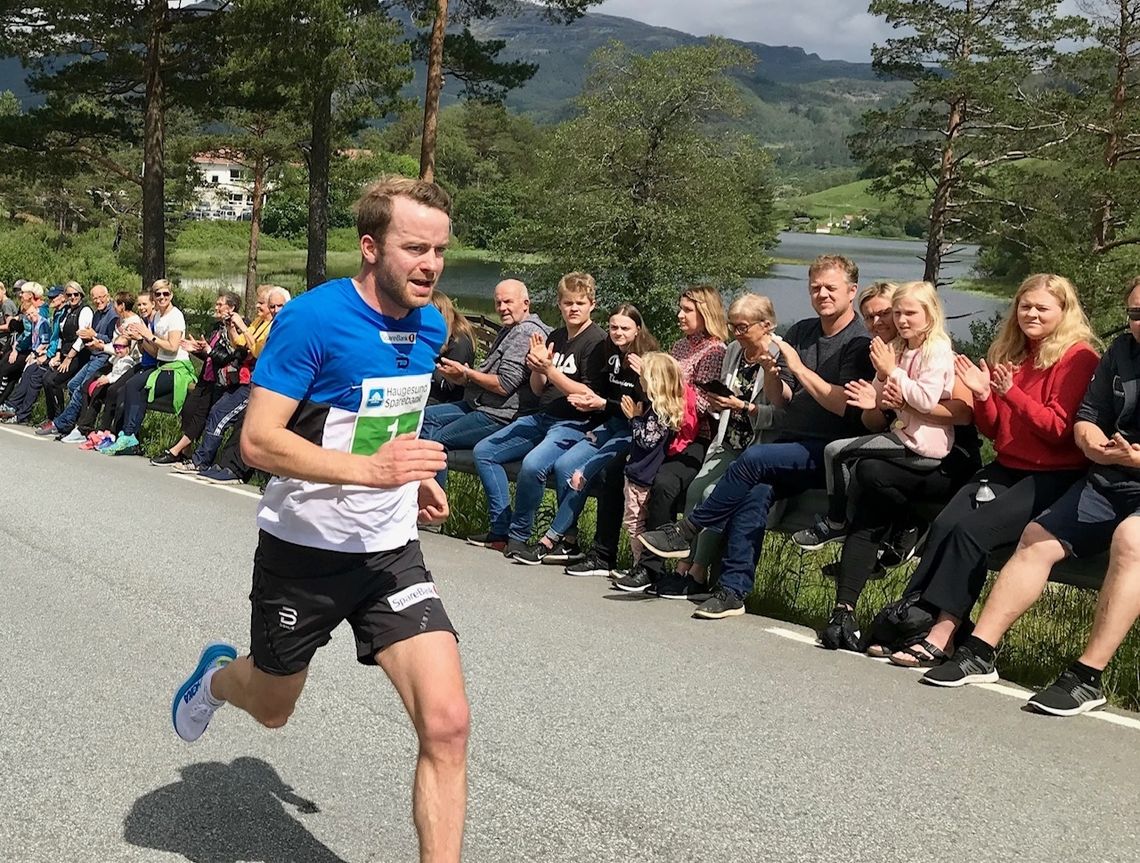 Sjur Røthe var den største kjendisen på Ølmedal Rundt, og han var også en av de raskeste i det 7 km lange løpet. (Foto: Bente Kjos Wenjum)