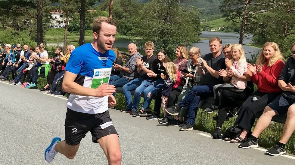 Sjur Røthe var den største kjendisen på Ølmedal Rundt, og han var også en av de raskeste i det 7 km lange løpet. (Foto: Bente Kjos Wenjum)