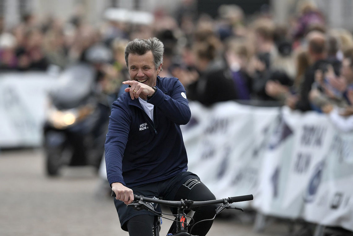 Kongelig ledersyklist: På grunn av prolaps ble det ikke løping på kronprins Frederik. Da tok han oppgaven å sykle foran 10 km-løperne. (Foto: arrangøren)