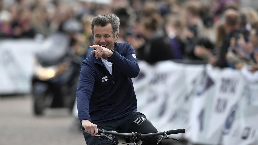 Kongelig ledersyklist: På grunn av prolaps ble det ikke løping på kronprins Frederik. Da tok han oppgaven å sykle foran 10 km-løperne. (Foto: arrangøren)