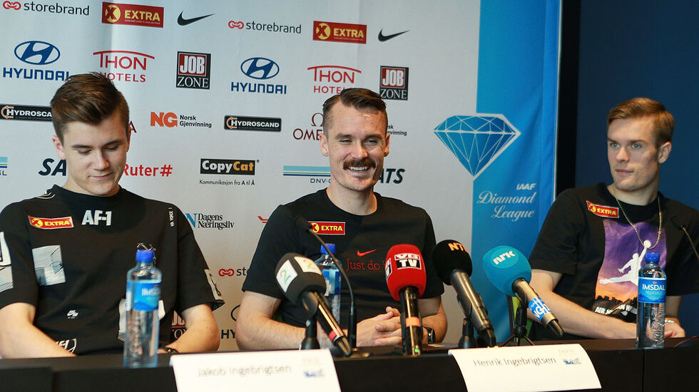 Pressekonferanse på Thon Opera Hotel: Henrik  Ingebrigtsen fikk som den eldste i Team Ingebrigtsen ordet først. (Foto: Kjell Vigestad)