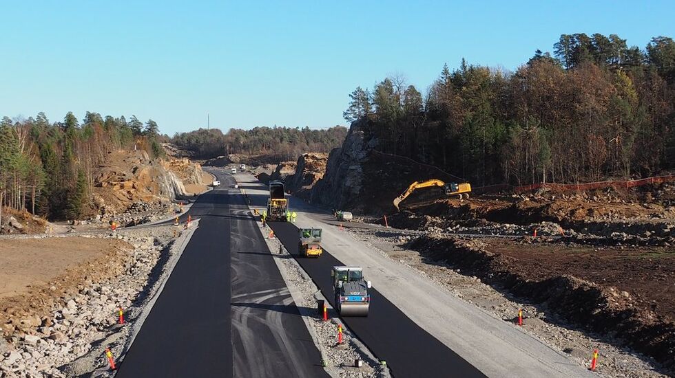 Nytt veianlegg betyr ny asfalt. Her skal det bli behagelig å sykle, stake og løpe 22. juni. (Foto: Nye Veier)