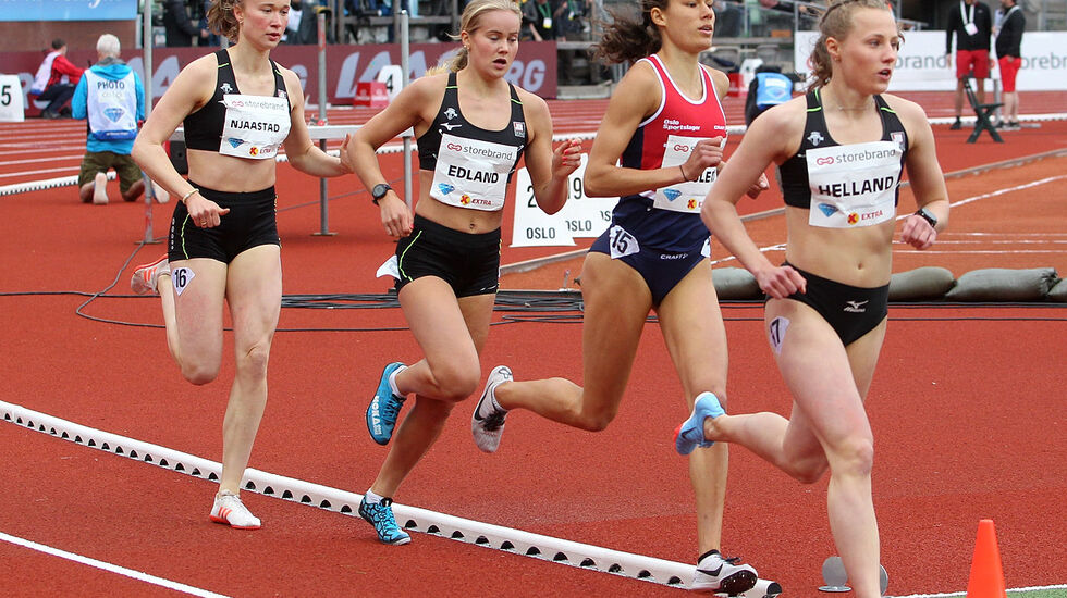 Teten på 1500 m: Haren Kristin Maltun Helland, Mina Anglero, Malin Edland og Sanne Njaastad. (Foto: Kjell Vigestad), 